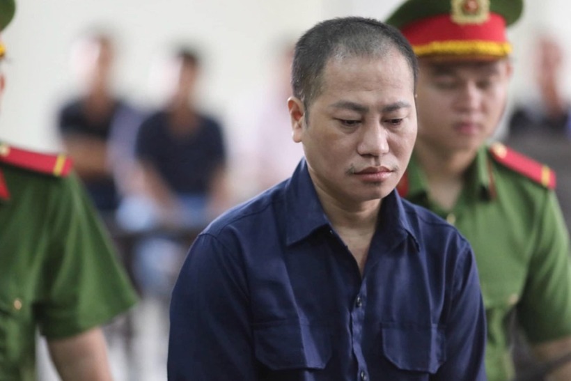 Bị cáo Nguyễn Minh Phúc, người tự xưng "sư thầy Thích Tâm Phúc" tại phiên tòa sáng 6/8. Ảnh: VietNamNet