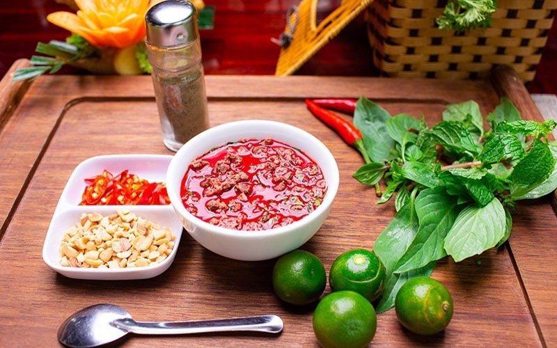 Người dân không nên ăn tiết canh, đồ ăn còn chưa chín để phòng tránh bệnh liên cầu khuẩn lợn. Ảnh minh họa