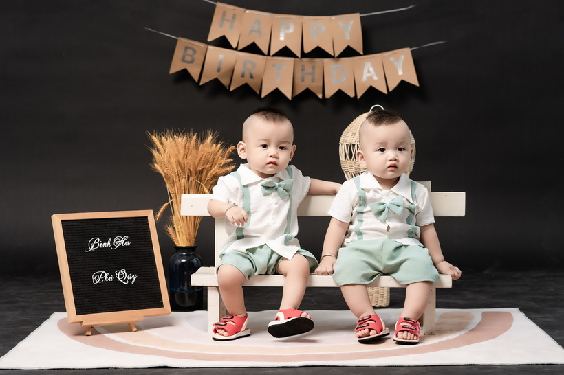 Hạnh phúc đến muộn với vợ chồng chị Tuyết cùng 2 thiên thần đáng yêu