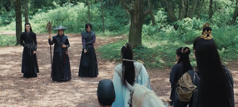 Nhóm người áo đen chặn đường đoàn xe đưa Hầu gia về thành Thiên Khải.