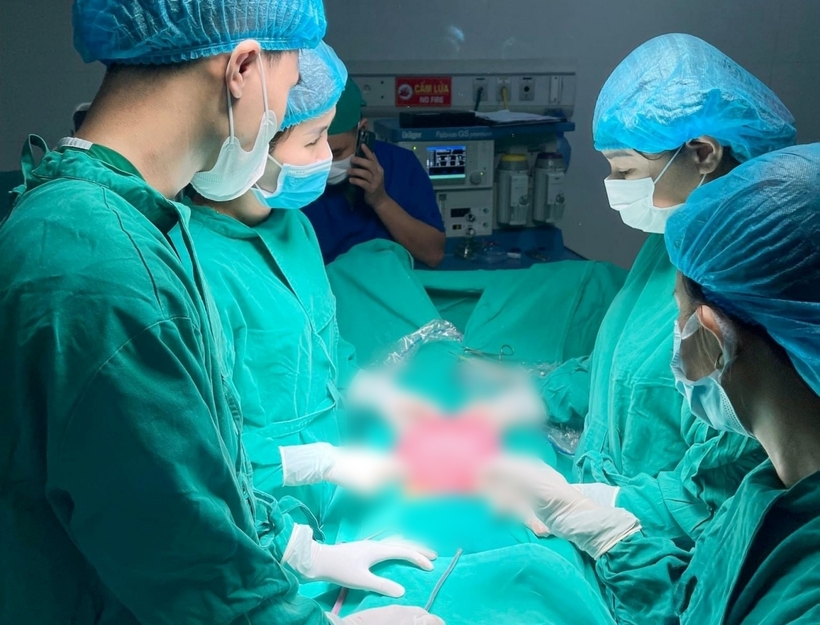 Các bác sĩ tiến hành phẫu thuật cho người bệnh. Ảnh: Báo Phú Thọ