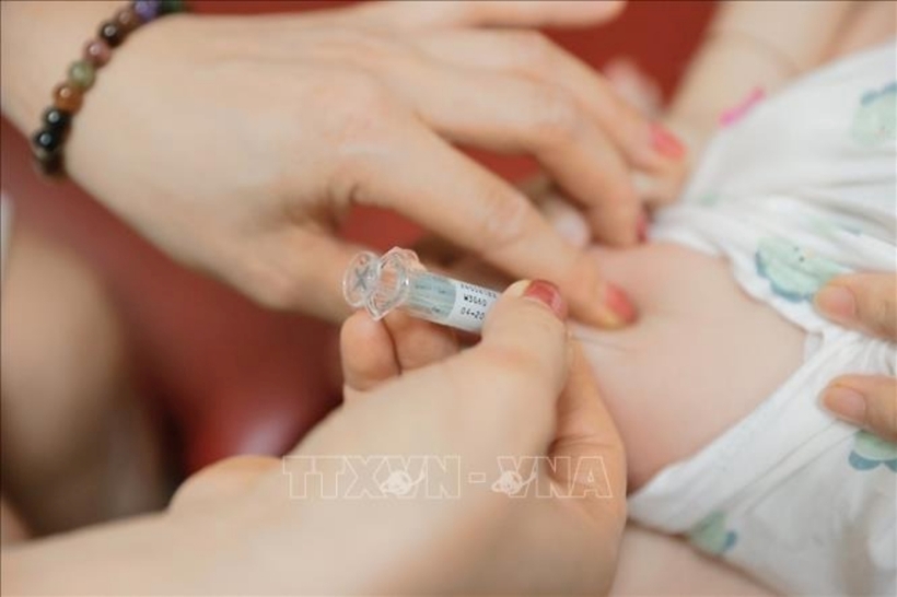 Để bảo vệ bản thân và gia đình, đặc biệt là trẻ nhỏ, người dân cần tiêm phòng vaccine đầy đủ. Ảnh minh họa: TTXVN