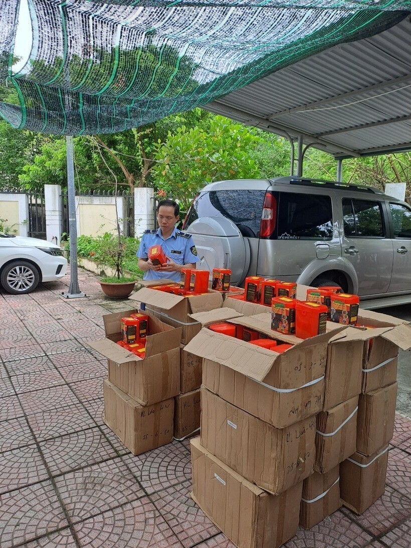 Đội Quản lý thị trường số 7 phát hiện vụ việc kinh doanh mặt nạ chống độc có dấu hiệu là hàng hóa nhập lậu. Ảnh: QLTT