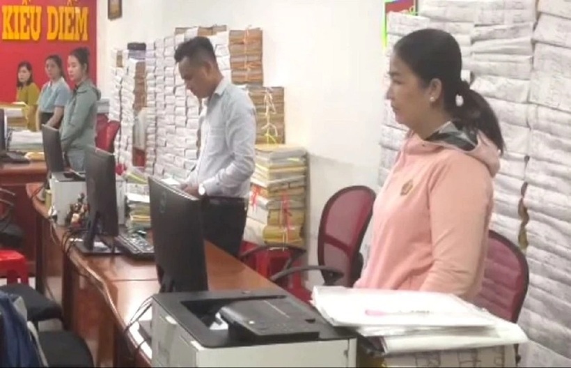 Giám đốc văn phòng công chứng Cao Thị Kiều Diễm (áo hồng) ở Cà Mau bị bắt vì chứng thực hợp đồng khống.  Ảnh: Pháp luật TP.HCM