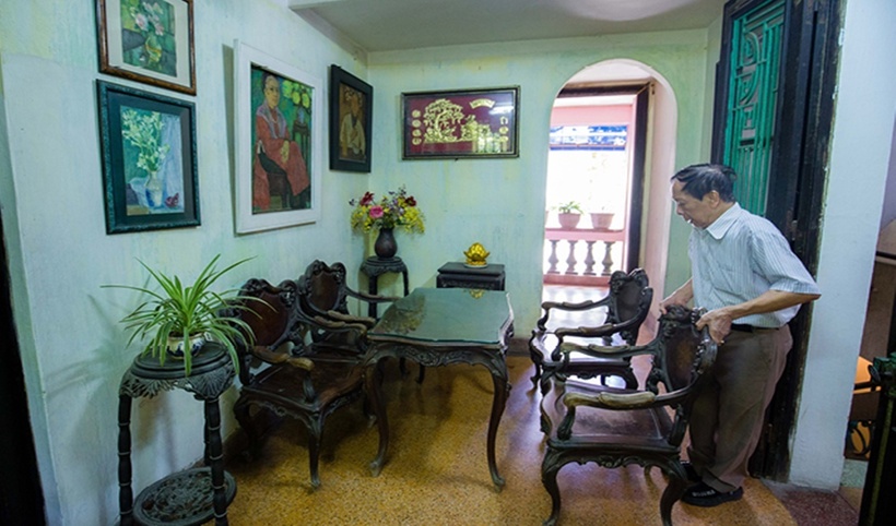 Trong đó, bộ bàn ghế cổ gần 100 tuổi được nhập khẩu từ Pháp về. Ông Giao cho biết, điểm đặc biệt của bộ bàn ghế này là được chính các thợ mộc người Pháp làm thủ công từ đầu thế kỷ 20.
