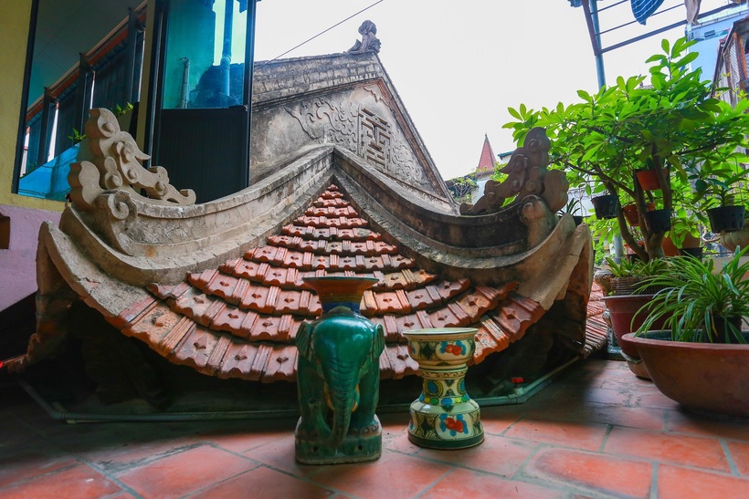 Ông Phạm Ngọc Giao tiết lộ, phần ngói của căn nhà vẫn được giữ nguyên vẹn từ năm 1945 cho tới nay.