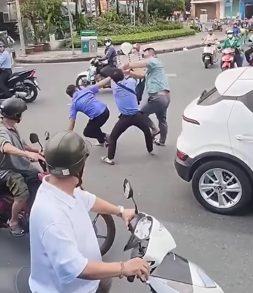 Người dân hiếu kỳ dừng xe theo dõi sự việc. Ảnh: Lao Động