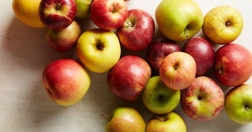 Táo, giàu polyphenols, vitamin C, chất xơ dinh dưỡng và pectin, có tác dụng chống oxy hóa.