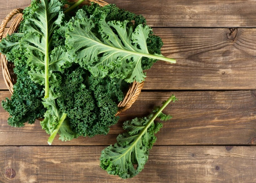 Cải xoăn giàu beta carotene, vitamin C, E, và K, cũng như chất xơ, canxi, sắt, kali, và các dưỡng chất khác.