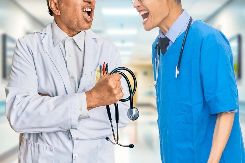 Phải lòng nữ y tá xinh đẹp, hai trưởng khoa biến bệnh viện thành võ đài. Ảnh: SCMP.