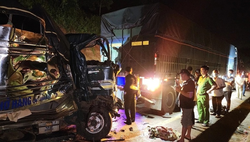Lực lượng chức năng khám nghiệm hiện trường vụ tai nạn. (Ảnh: Giao thông)