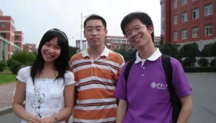 Tôn Thiên Xương (giữa) thời còn đi học. Ảnh: Baido