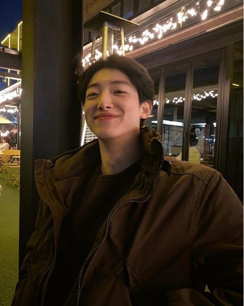 Park Tae Hwan được khen đẹp trai ở mọi khoảnh khắc từ khóc, bày tỏ niềm vui mừng hay check-in bên bạn bè