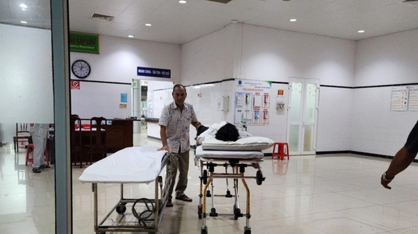 Nạn nhân vụ tai nạn đang được điều trị tại bệnh viện. Ảnh: Tuổi Trẻ