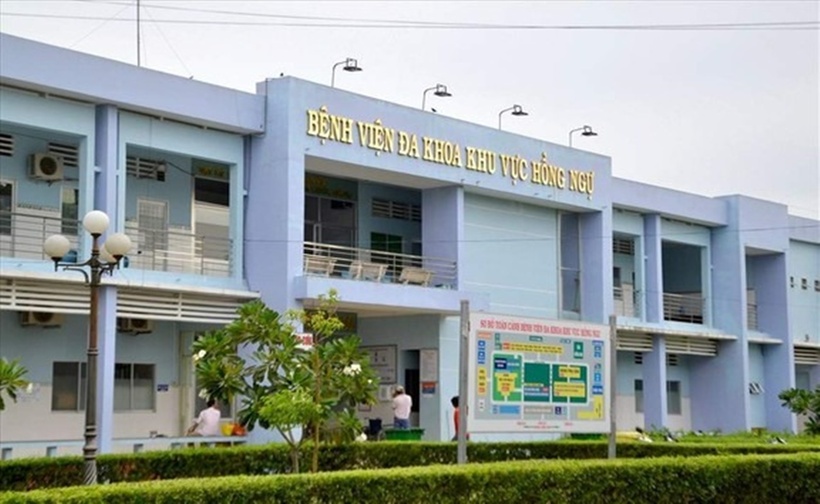 Bệnh viện Đa khoa khu vực Hồng Ngự, nơi điều trị cho 20 công nhân nghi bị ngộ độc thực phẩm sau khi ăn bánh mì. (Ảnh: NLĐ)