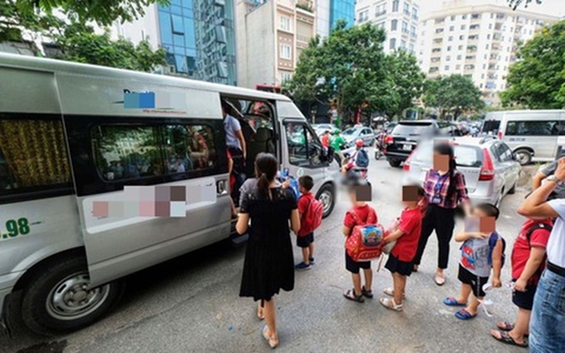 Bộ Công an đề xuất phạt 1-2 triệu đồng nếu người điều khiển ô tô chở học sinh, trẻ em không hướng dẫn học sinh ngồi đúng vị trí quy định trong xe. Ảnh minh họa