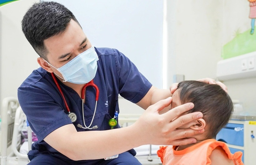 Bác sĩ kiểm tra cho bệnh nhân. Ảnh: Dân Trí