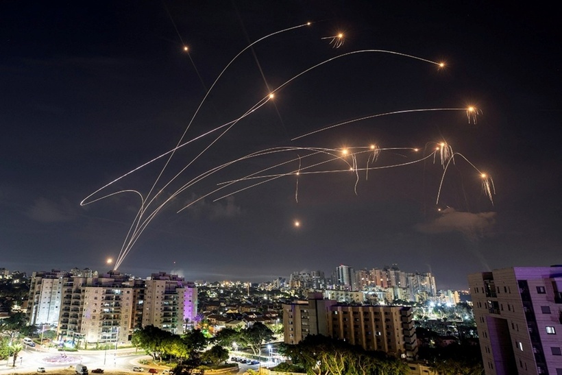 Hệ thống Iron Dome (Vòm sắt) của Israel đánh chặn tên lửa phóng từ Dải Gaza hôm 8/10/2023. Ảnh: Reuters