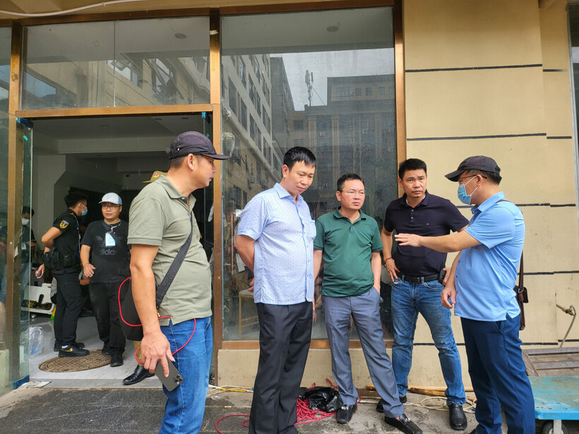 Đại tá Phạm Thanh Phương (giữa), Phó Giám đốc Công an tỉnh,trực tiếp chỉ đạo quá trình bắt giữ tại sào huyệt ĐK Tam giác vàng.