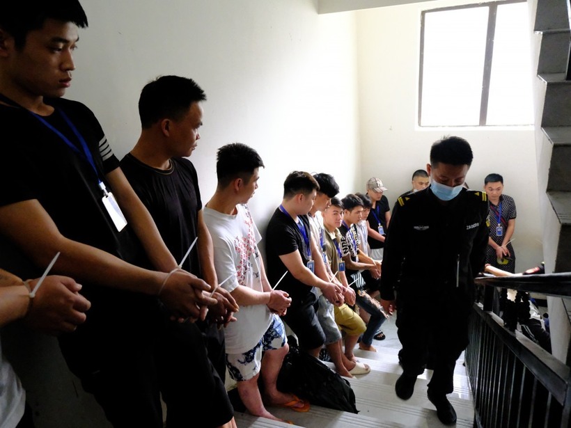 Các đối tượng bỏ chạy theo đường cầu thang bộ của toà nhà nhưng bị bắt giữ ngay sau đó.