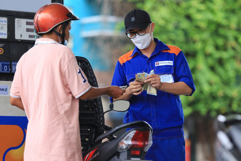 Giá xăng dầu thế giới tiếp đà tăng nhẹ. Giá xăng dầu trong nước dự báo giảm mạnh. (Ảnh: Thanh niên)