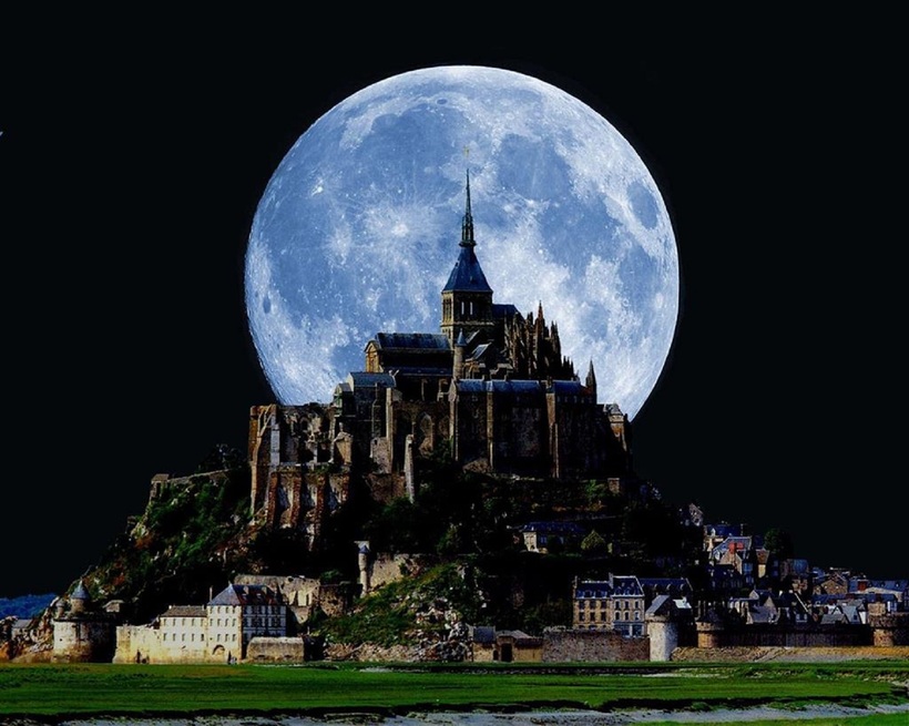 Mont Saint-Michel mang phong cách kiến trúc Gothic, có lúc là tu viện, có lúc là lâu đài và cũng là pháo đài bất khả xâm phạm. Theo National Geographic.