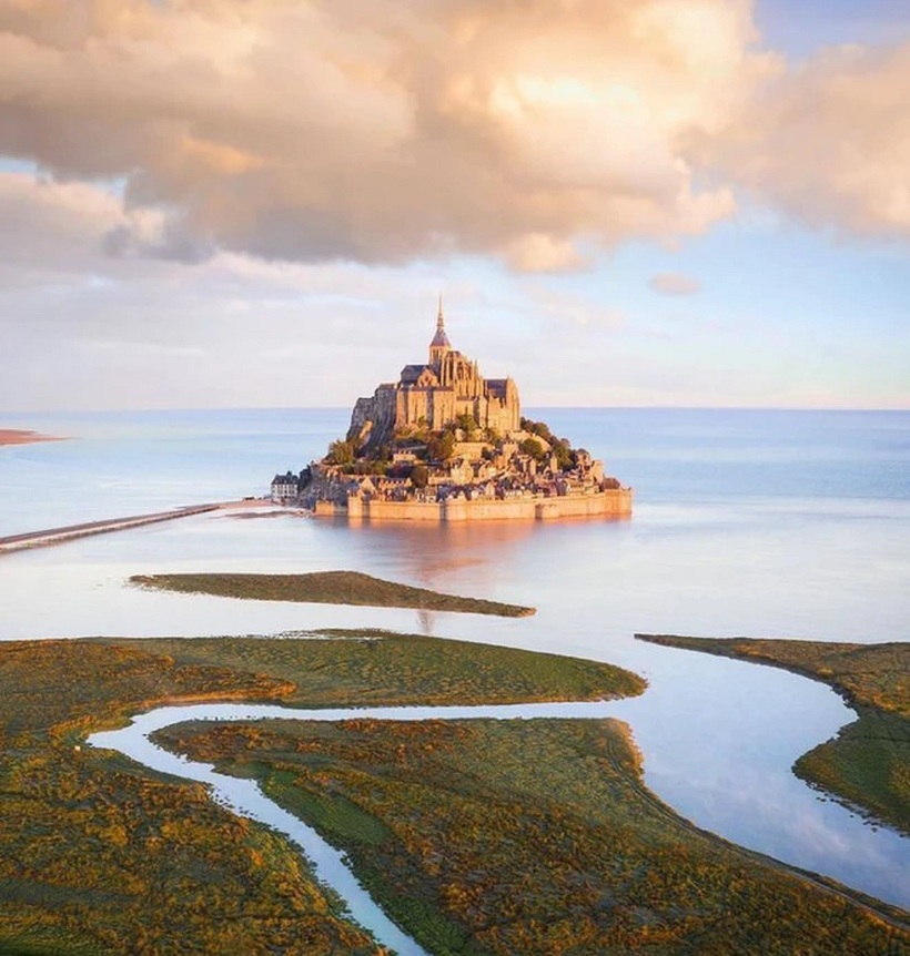Được mệnh danh là “kỳ quan thế giới của phương Tây”, Mont Saint Michel được UNESCO công nhận là di sản văn hoá thế giới năm 1979. Theo National Geographic.