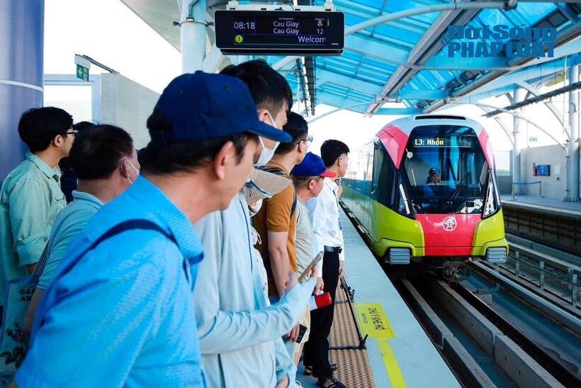 Trong 15 ngày khai thác đầu tiên, UBND TP.Hà Nội miễn phí vé đi tàu cho hành khách