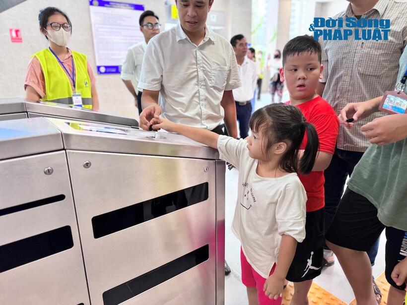Người dân hứng khởi trải nghiệm metro Nhổn - ga Hà Nội sau 14 năm ngóng trông - 6