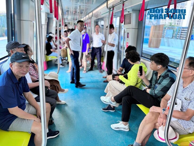 Bên trong các toa tàu, hành khách xếp kín chỗ ngồi, nhiều người phải đứng