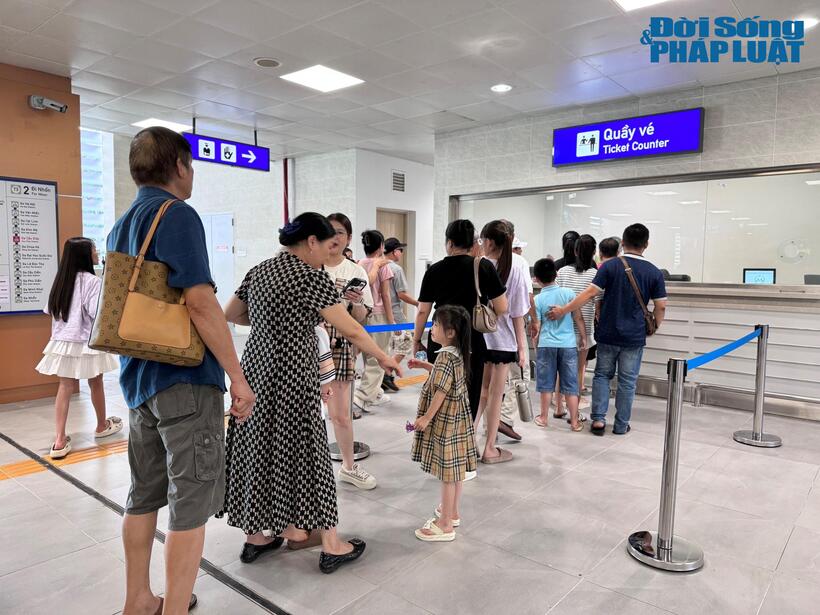 Nhiều người dân từ trẻ em đến người lớn tuổi đều phấn khởi, đến từ sớm để xếp hàng lấy vé trải nghiệm tàu điện trên cao