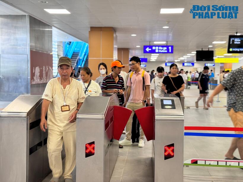 Người dân hứng khởi trải nghiệm metro Nhổn - ga Hà Nội sau 14 năm ngóng trông - 8