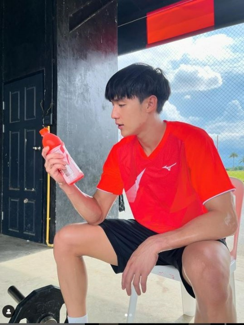 Không chỉ được chú ý trên sân cỏ, chàng trai 24 tuổi còn rất "hút fan" trên mạng xã hội. Instagram của anh có gần 70.000 lượt theo dõi. Trên Facebook, các fanpage của nam cầu thủ cũng thu hút hàng nghìn người nhấn like.