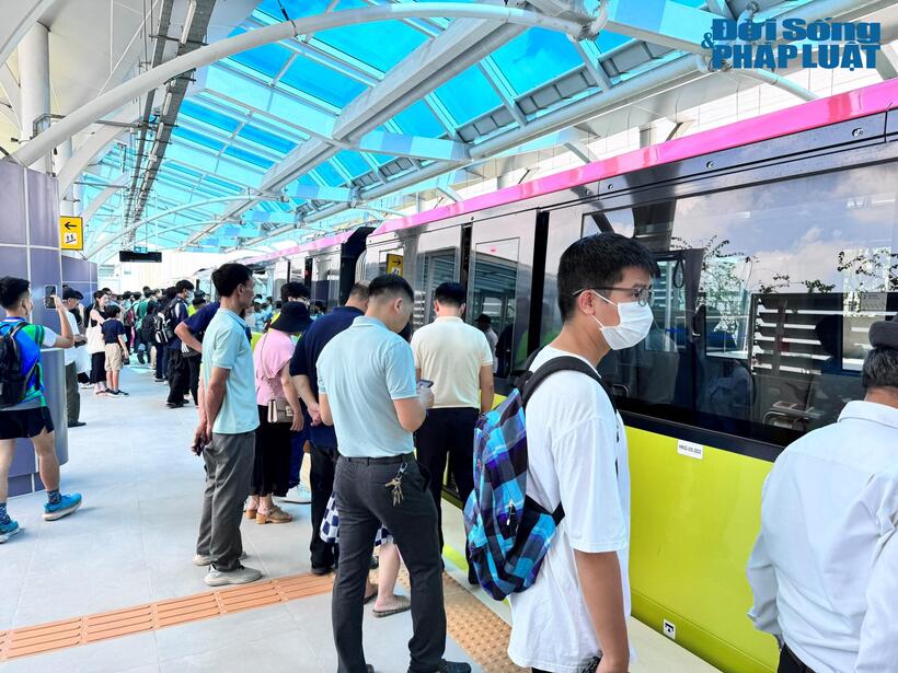Tại khu vực ga S1 (Nhổn) rất đông người đứng đợi để trải nghiệm tàu điện trên cao