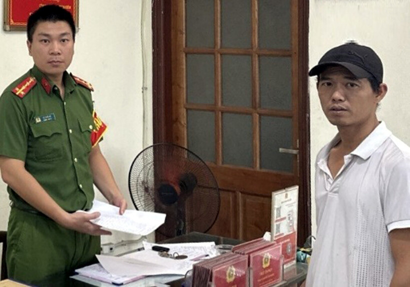 Anh Nguyễn Văn Anh đến công an phường trình báo. (Ảnh: Công an)