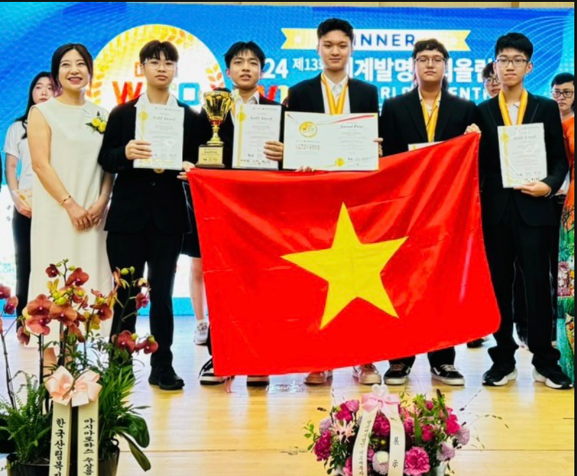 Nhóm học sinh đoạt giải Grand Prix (từ trái qua phải) Phan Thế Quân - Phạm Quang Vũ - Trương Thành An - Hồ Hữu Dũng - Phạm Đức Anh.