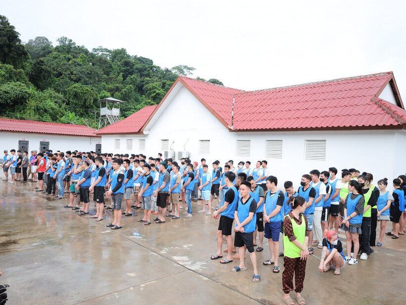 155 đối tượng được di lí về trụ sở tạm giữ của Công an đặc khu Tam giác vàng. (Ảnh: Công an)