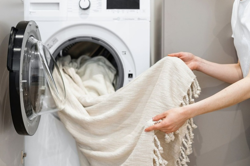 Chọn những loại nước giặt có công thức giữ mùi lâu hoặc chứa hương liệu đặc biệt giúp khử mùi hiệu quả.