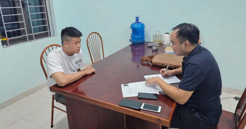 Đối tượng Trương Minh Hiếu bị đưa về trụ sở Công an xã Nghĩa Phương, huyện Lục Nam, tỉnh Bắc Giang để làm việc.