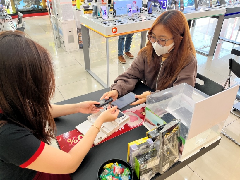 Khách hàng tham gia chương trình “Tắt sóng 2G, đổi điện thoại 4G” tại FPT Shop.
