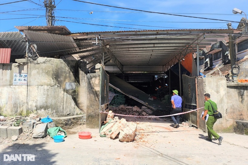 Nhà xưởng sản xuất bao bì ở Ninh Bình bị đổ sập khi công nhân đang sửa chữa tường và mái nhà. Ảnh: Dân Trí