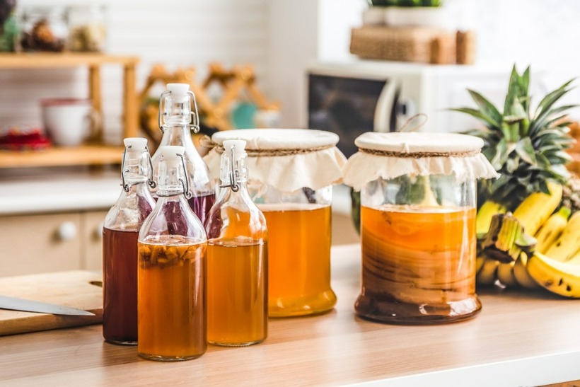 Uống trà kombucha giúp cơ thể đốt cháy calo, giảm mỡ bụng, điều hòa lượng cholesterol, giúp giải độc gan và kiểm soát lượng đường trong máu. Ảnh minh họa