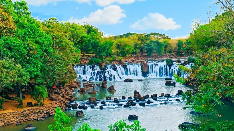 Đến với Thác Giang Điền, du khách có thể thỏa sức khám phá thiên nhiên, tắm thác, bơi hồ, cắm trại...