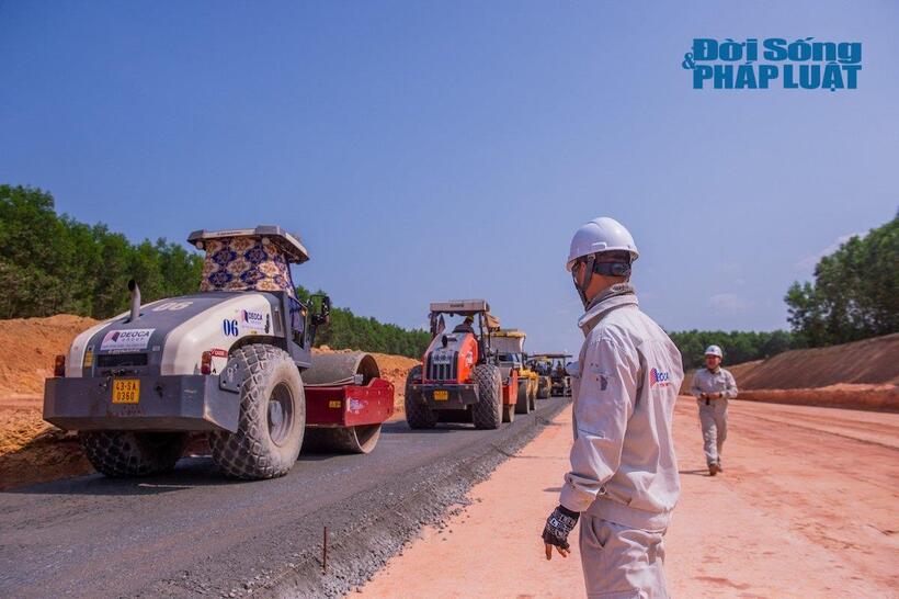 Nhà thầu tiến hành thi công lớp cấp phối đá dăm