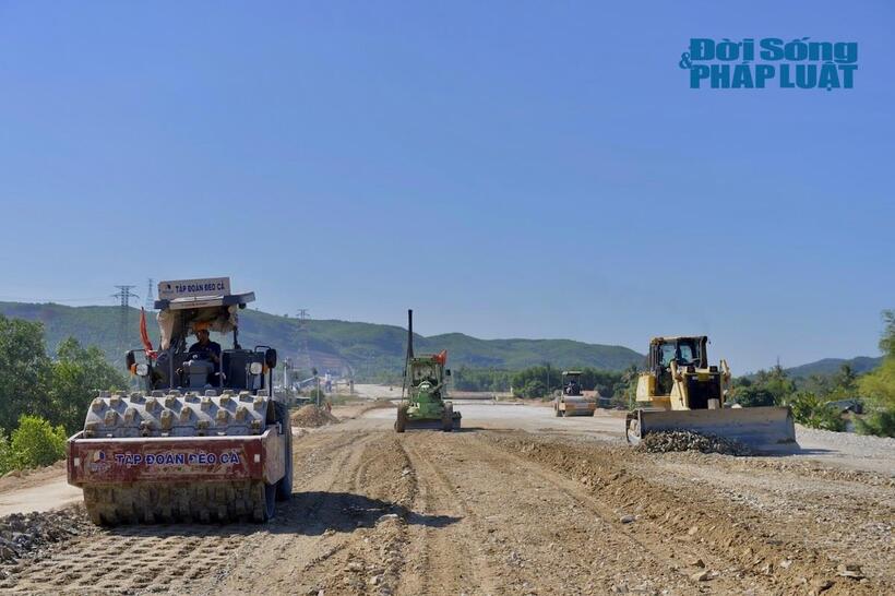 Công tác đắp đất nền đường đang được các nhà thầu khẩn trương thực hiện