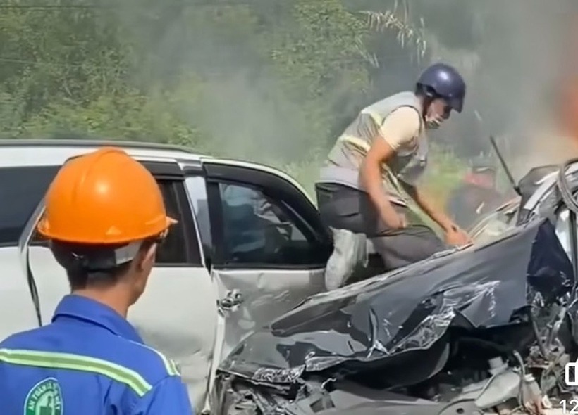 Người hùng nỗ lực kéo tài xế ra khỏi chiếc xe sắp bốc cháy. Ảnh: Dân Trí
