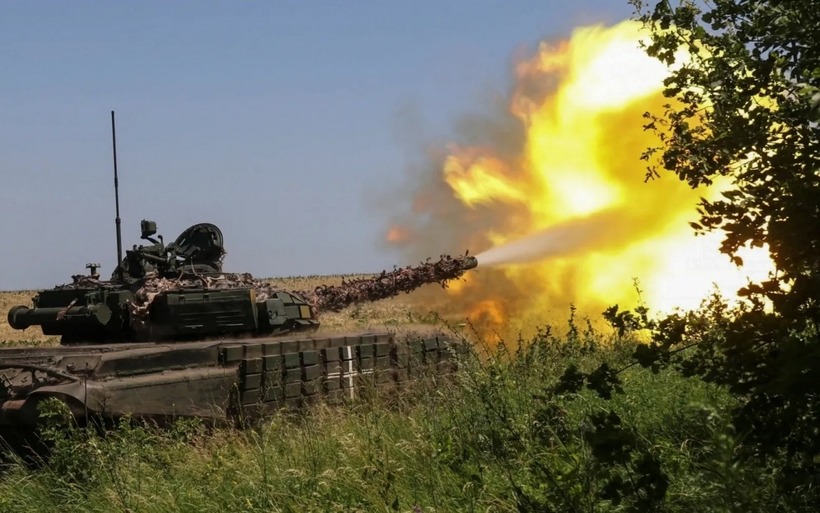 Xe tăng Ukraine nã pháo về phía quân Nga. Ảnh: Reuters.