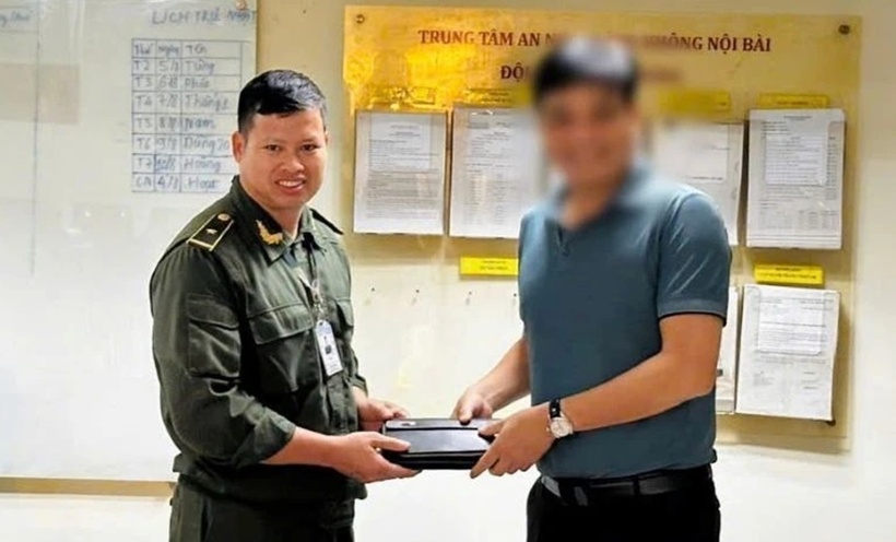 Đại diện Trung tâm An ninh cơ động trao trả lại chiếc ví bỏ quên chứa hơn 36 triệu đồng do anh Nguyễn Anh Tú phát hiện.