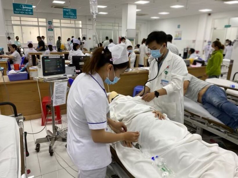 Các y bác sĩ Bệnh viện 115 đang cấp cứu cho nạn nhân. Ảnh: Dân trí