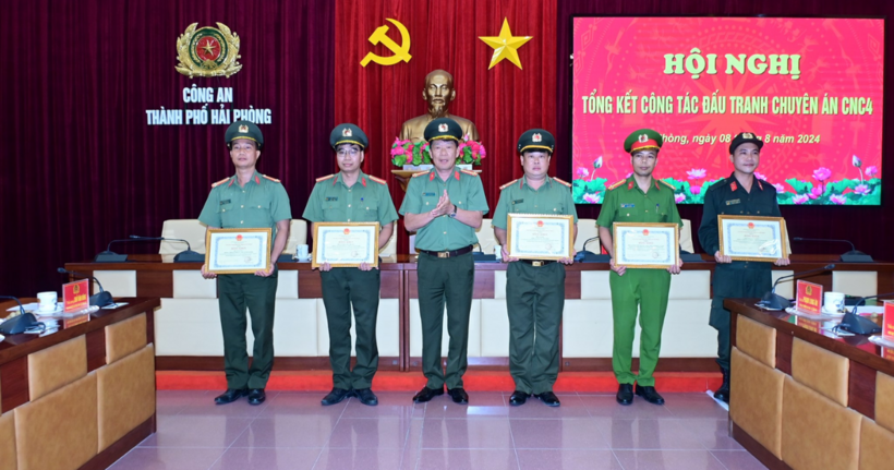 Đại tá Đào Quang Trường – Phó Giám đốc CATP Hải Phòng trao bằng khen của Chủ tịch UBND thành phố cho 5 tập thể. (Ảnh: Công an TP.Hải Phòng)